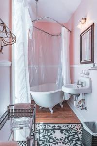 een badkamer met een wit bad en een wastafel bij Black Mountain Inn in Black Mountain