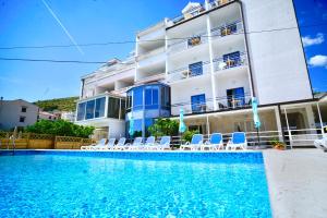 Bazén v ubytování Hotel Bavaria Trogir nebo v jeho okolí