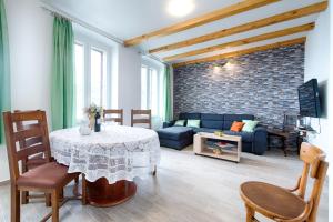 ein Wohnzimmer mit einem Tisch und einem Sofa in der Unterkunft Seaview apartment Bambo in Komiža