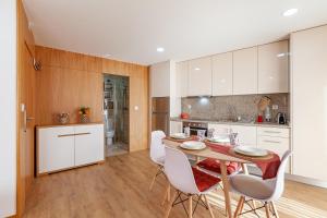 A kitchen or kitchenette at Avenida apartment 1,2 e 3