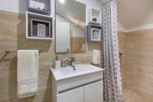 a bathroom with a sink and a mirror at Avenida apartment 1,2 e 3 in Braga