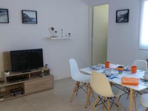 a living room with a table with chairs and a television at Apartamento Benegas in Mendoza