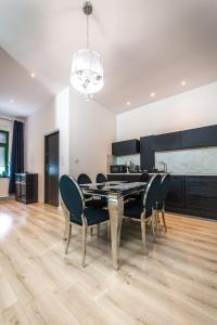 a dining room with a black table and chairs at Moonlight Apartament in Zielona Góra
