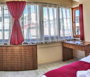 Postel nebo postele na pokoji v ubytování Cihangir Palace Hotel