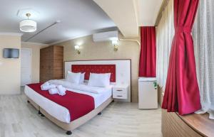 Postel nebo postele na pokoji v ubytování Cihangir Palace Hotel