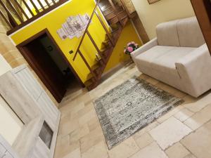 an overhead view of a living room with a couch and a rug at La tana del pescatore in Brindisi