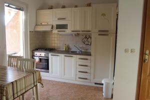 Kuchyňa alebo kuchynka v ubytovaní Apartmani Željko