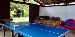 mesa de ping pong en la sala de estar con mesa de ping pong en Apto Pipa Beleza Spa Resort, en Pipa