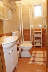 Koupelna v ubytování Apartmani Željko + 27 fotografií