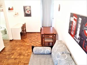 sala de estar con sofá y mesa en Apartamento Parque Rodo, en Montevideo