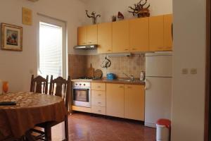 Kuchyňa alebo kuchynka v ubytovaní Apartmani Željko