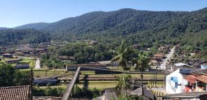 uma vista para uma cidade com uma montanha ao fundo em pousada ferreira's em Paranapiacaba