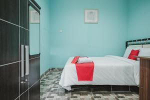 Letto o letti in una camera di RedDoorz near RSUD Koja