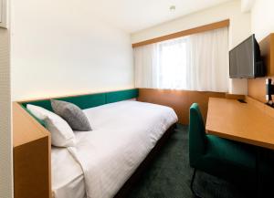 Postel nebo postele na pokoji v ubytování Nishitetsu Inn Nihonbashi
