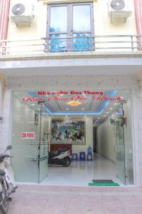 a motorcycle shop with a motorcycle inside of it at Duc Thang Guest House (Nhà Nghỉ Đức Thắng) in Diện Biên Phủ