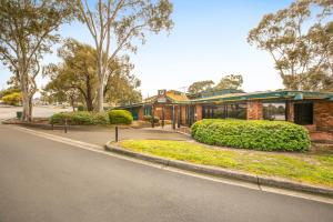 um edifício ao lado de uma rua em Burvale Hotel em Nunawading