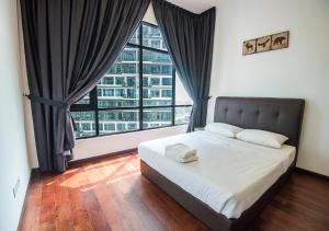 een slaapkamer met een bed en een groot raam bij MOLEK REGENCY TAMAN MOLEK in Johor Bahru