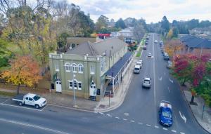 莫斯谷Argyle Hotel Southern Highlands的小镇上街道的空中景观