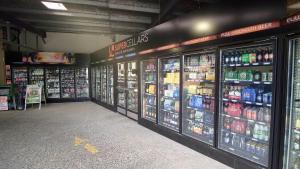 酒店内部或周边的超市或其他商店