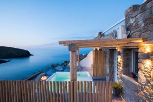 una villa con piscina e recinzione di Merchia Bay Villas Mykonos a Merchia Beach