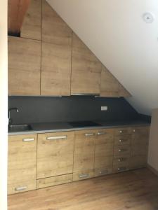 una cocina con armarios de madera y una escalera en BC10 en Bovec