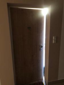 una puerta con una luz encima en BC10 en Bovec