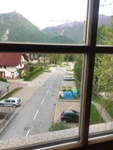 una ventana con vistas a la calle en BC10 en Bovec