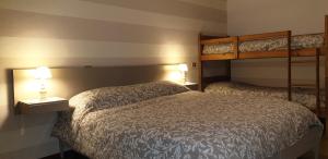 ティレニアにあるTirrenia Vacanzeの二段ベッド2組が備わるホテルルームのベッド2台