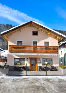 une maison dans les montagnes enneigées dans l'établissement Albergo Ristorante Alle Codole, à Canale dʼAgordo