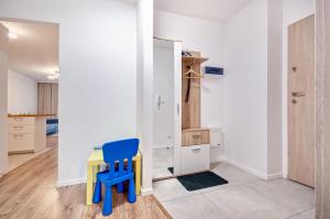 Pokój ze stołem i niebieskim krzesłem w obiekcie Apartment Kordiana w Krakowie