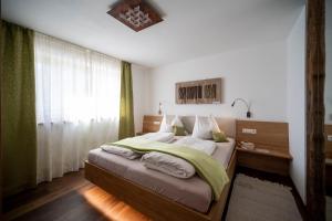 a bedroom with a large bed and a window at Gästehaus Pfuss in Caldaro