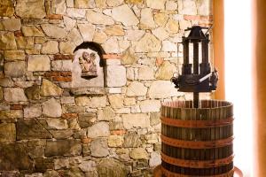 a brick wall with a camera on top of a pole at Agriturismo l'Uva e le Stelle in Faedis