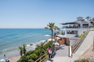 ベナルマデナにあるApartamento Playaquebradaのリゾートのバルコニーからビーチの景色を望めます。