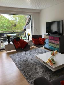 ein Wohnzimmer mit 2 Stühlen und einem TV in der Unterkunft Ferienwohnung Wandervogel in Braunlage