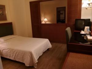 The Executive Hotel Lahad Datu客房内的一张或多张床位