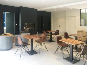 a group of tables and chairs in a room at Les Centaurines in Saint-Siffret