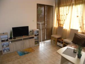 TV a/nebo společenská místnost v ubytování Eltrade Apartments in Vista Del Mar