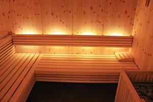 eine Sauna mit Licht im Innenbereich in der Unterkunft Residence Egger in Terlan