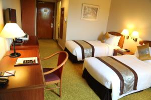 Uma cama ou camas num quarto em Summit Parkview Yangon