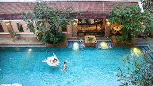 Bazén v ubytování Aiyaree Place Hotel SHA PLUS nebo v jeho okolí