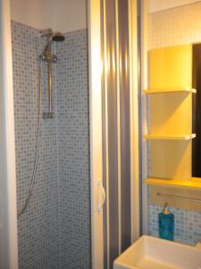 ローマにあるTrionfale Roomsのバスルーム(シャワー、シンク付)