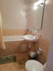 ein Badezimmer mit einem Waschbecken, einem WC und einer Badewanne in der Unterkunft Eltrade Apartments in Vista Del Mar in Rawda