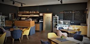 Lounge alebo bar v ubytovaní Penzion U Křížku