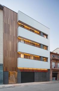 un edificio con un hotel de canavanavan. en Apartaments i habitacions Can Morera Olot, en Olot