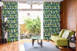 那覇市にあるGuest House Matsuyamaのソファとテーブルのあるリビングルーム
