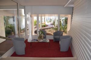 una habitación con sillas, una mesa y una estatua en Studio Apartment between Nice and Cannes - Marina baie des Anges - Beach, restaurants, shops - tea/coffee/sugar/bed linen and towels en Villeneuve-Loubet