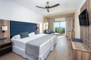 Postel nebo postele na pokoji v ubytování Hotel Riu Palace Oasis + 37 fotografií