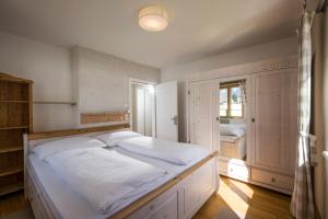 ペルティサウにあるHaus Bauerのベッドルーム(白いシーツを使用した大型ベッド1台付)