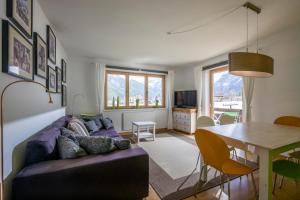 een woonkamer met een paarse bank en een tafel bij Haus Bauer in Pertisau