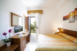Кровать или кровати в номере Hotel La Mandorla